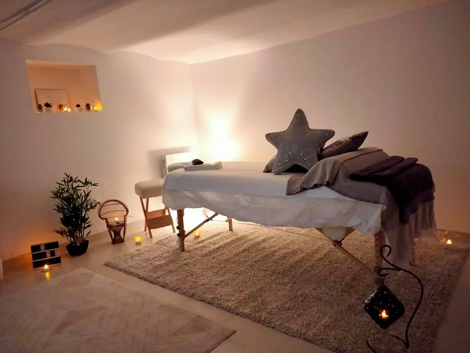 L'atmosphère chaleureuse du cabinet de La Touche Étoile à Franconville - La table de massage